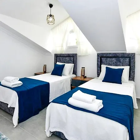 Villa 4 Bedroom - 5847 *